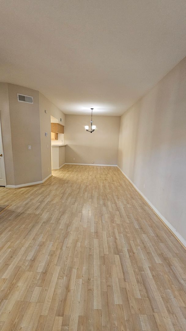 Building Photo - Nice Oak Park Corner Unit Townhome Which I...