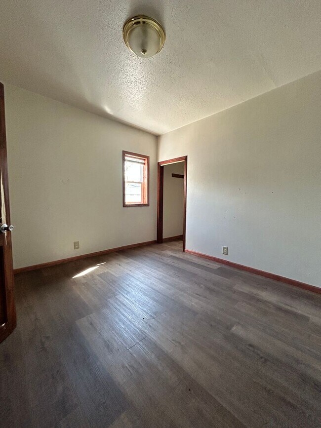 Building Photo - 2 Bedroom Single Family Home