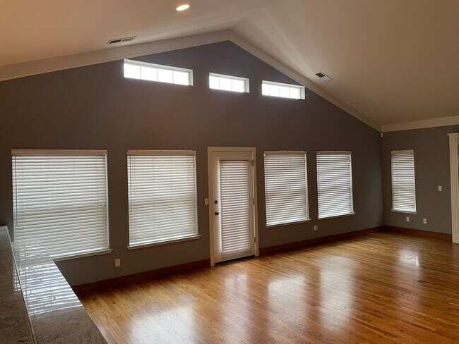 Foto del edificio - I STREET/22ND CORNER