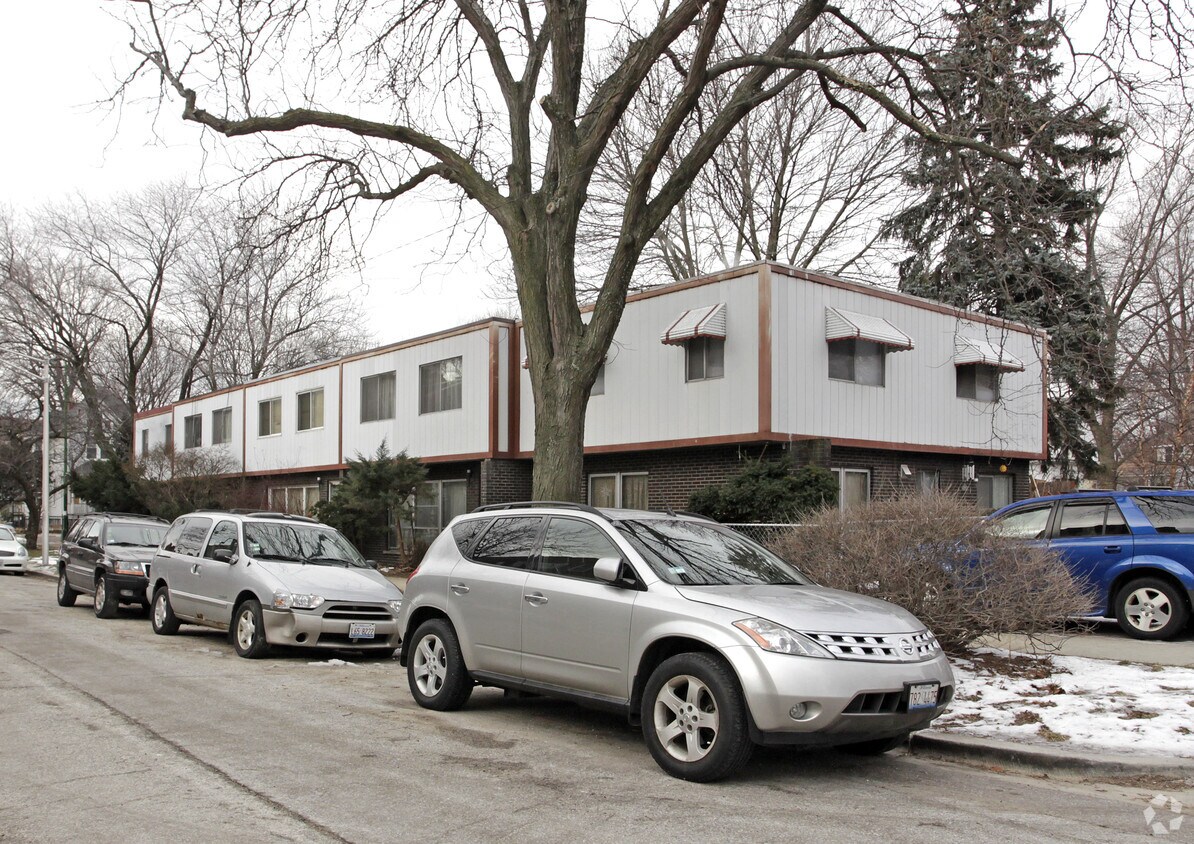 Primary Photo - 1700 W Granville Ave