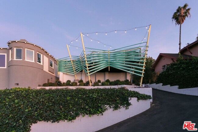Foto del edificio - 906 Hyperion Ave