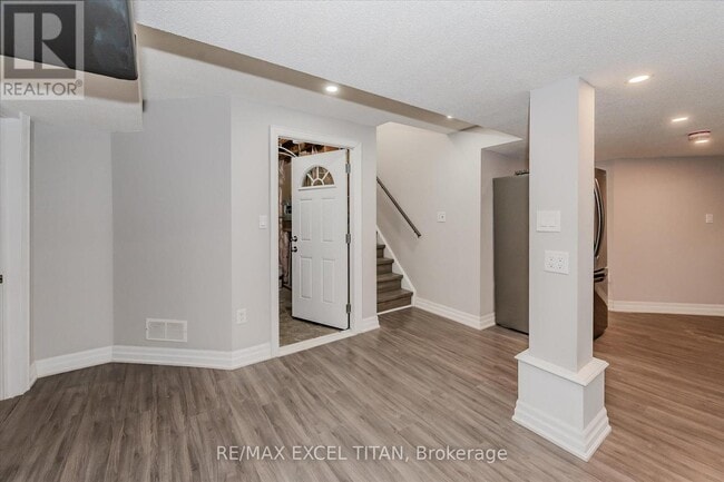 Building Photo - 498 Thomas Slee Dr