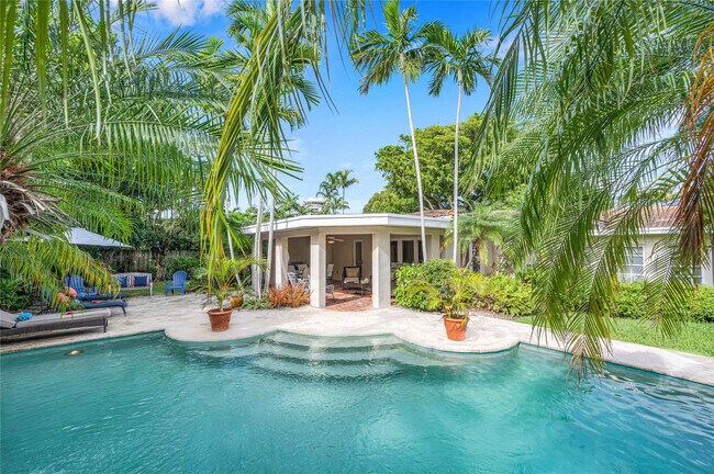 Building Photo - 1612 E Lake Dr