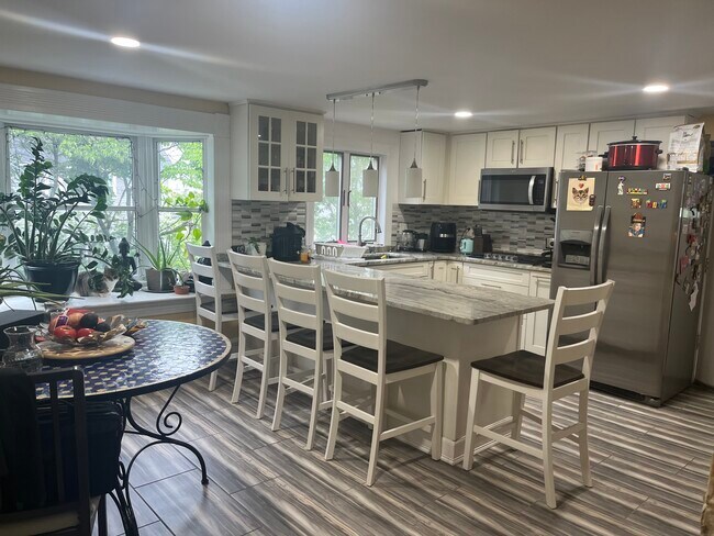 Foto del edificio - 94 Oakwood Ave