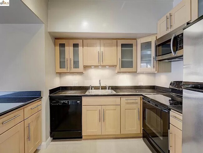 Foto del edificio - 6363 Christie Ave