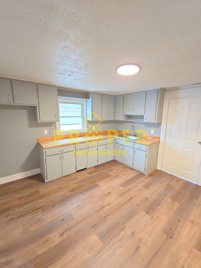 Foto del edificio - Charming 3-Bedroom, 1.5-Bath Home with Cor...