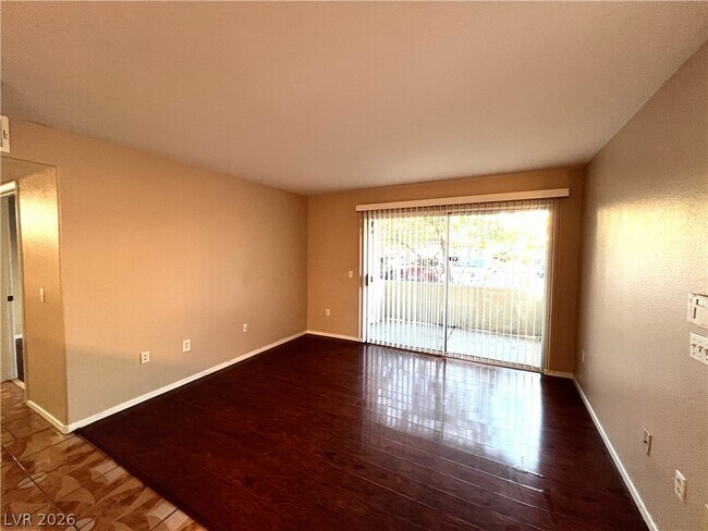Foto del edificio - 5710 E Tropicana Ave