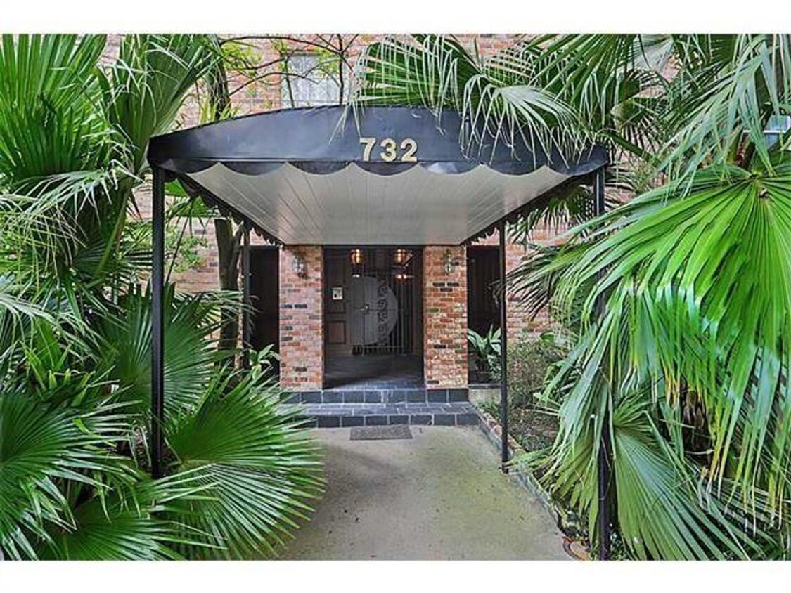 Foto principal - Condo unit in Gated community with open fl...
