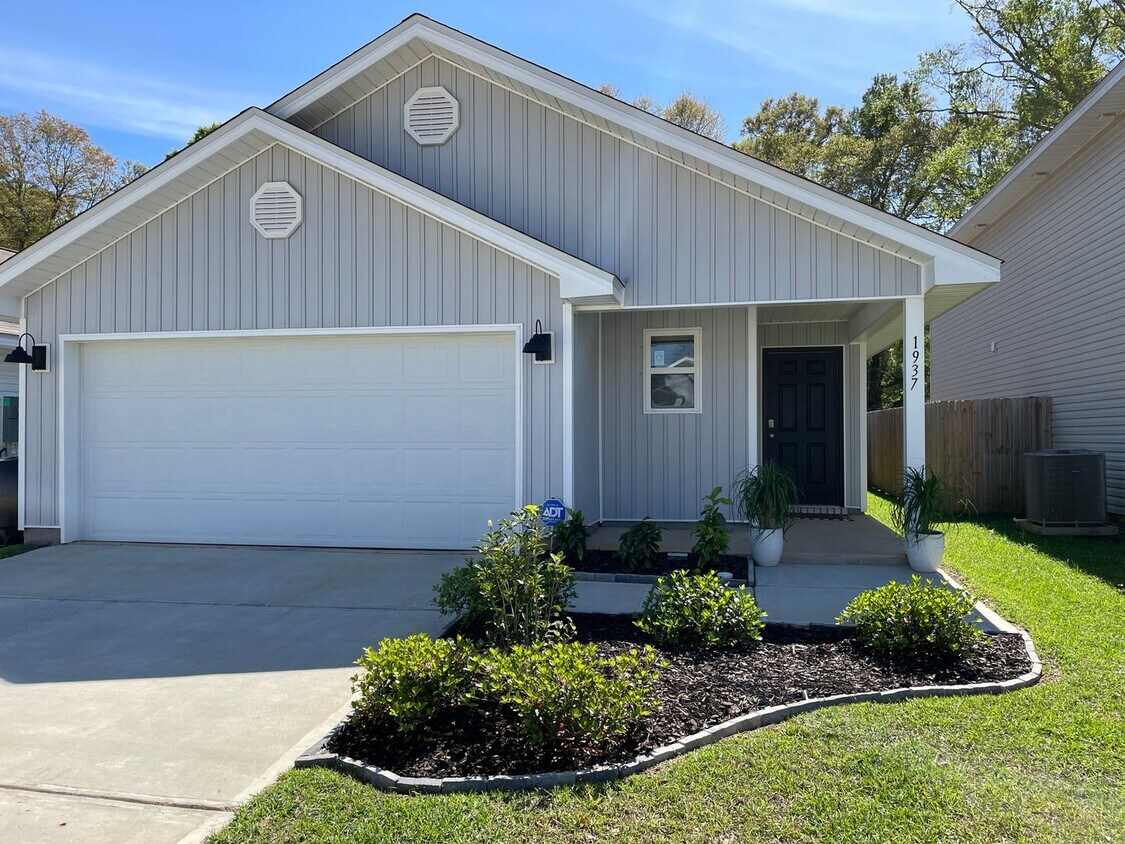 Primary Photo - Charming 3 Bedroom in North Pensacola
