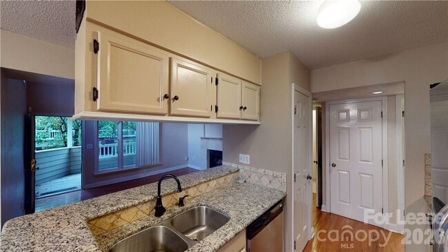 Building Photo - 427 W 8th St