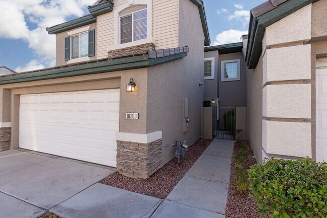 Building Photo - Beautiful Townhome in gated community