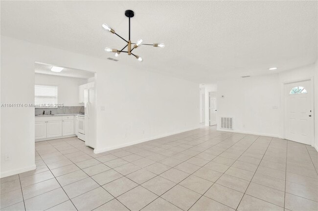 Building Photo - 941 SW 7th Ct