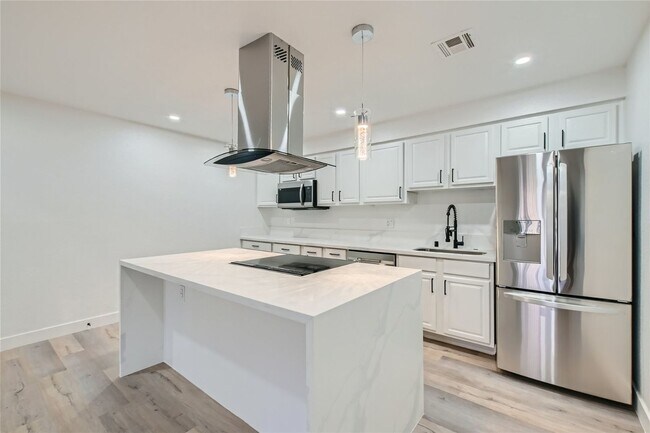 Foto del edificio - QUALITY DESIGNER Remodeled Condo in a Guar...