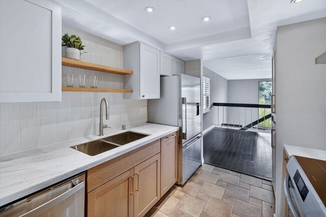 Building Photo - Stunning 1B/1.5BA Condo in Carlsbad w/ Golf Course Views!