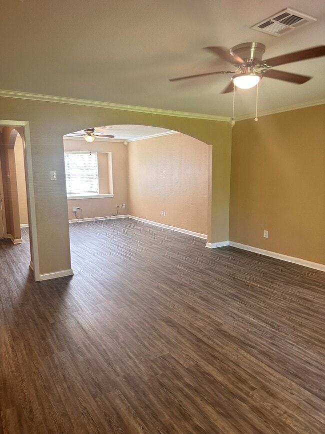 Building Photo - 5830 Effingham Dr