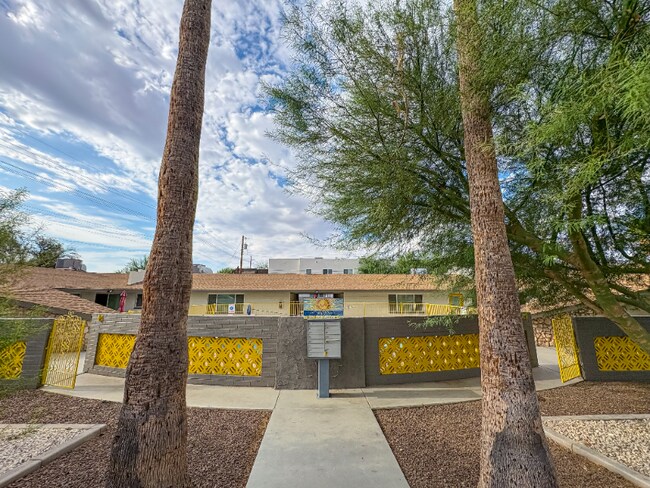 Foto del edificio - 2737 E Glenrosa Ave
