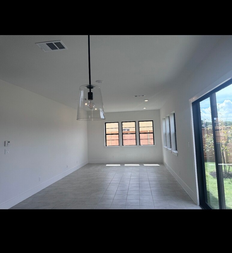 Building Photo - 3218 Royal Oaks Holw Ln