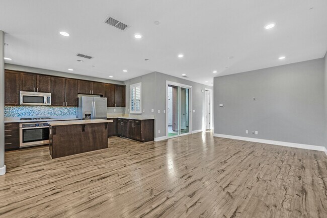 Building Photo - 210 Stratus Common