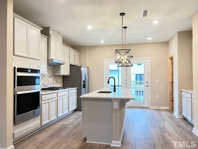 Foto del edificio - 4 Bedroom Luxury Townhome close to Raleigh Downtown