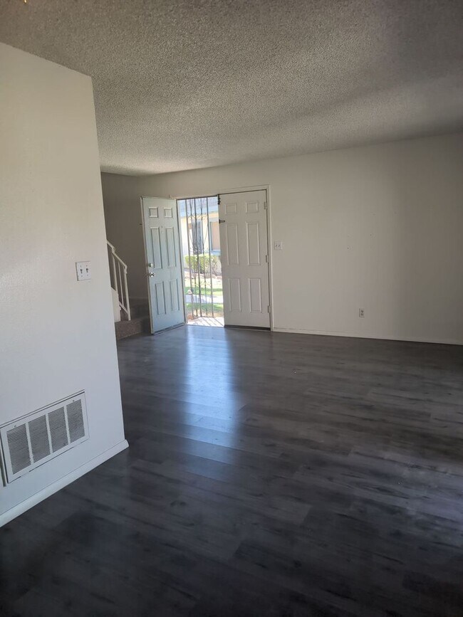 Building Photo - AVAILABLE NOW!!!
