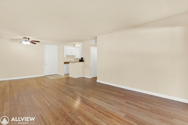 Building Photo - Charming Ground-Floor 1 Bedroom Condo in t...