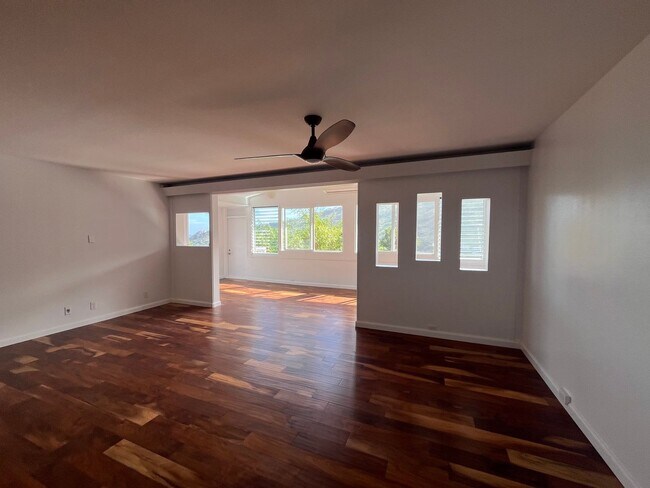 Foto del edificio - Renovated 6 Bedroom, 3.5 Bath Home with 2 Garages in Aina Haina