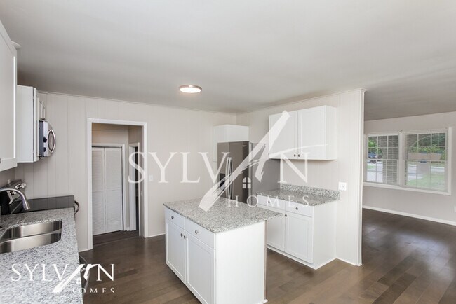 Building Photo - You'll love this split level 4 bedroom home!