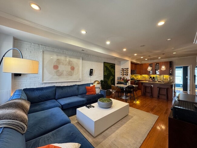 Building Photo - Beautiful 3 Bed 3 Bath Condo with a Roofto...