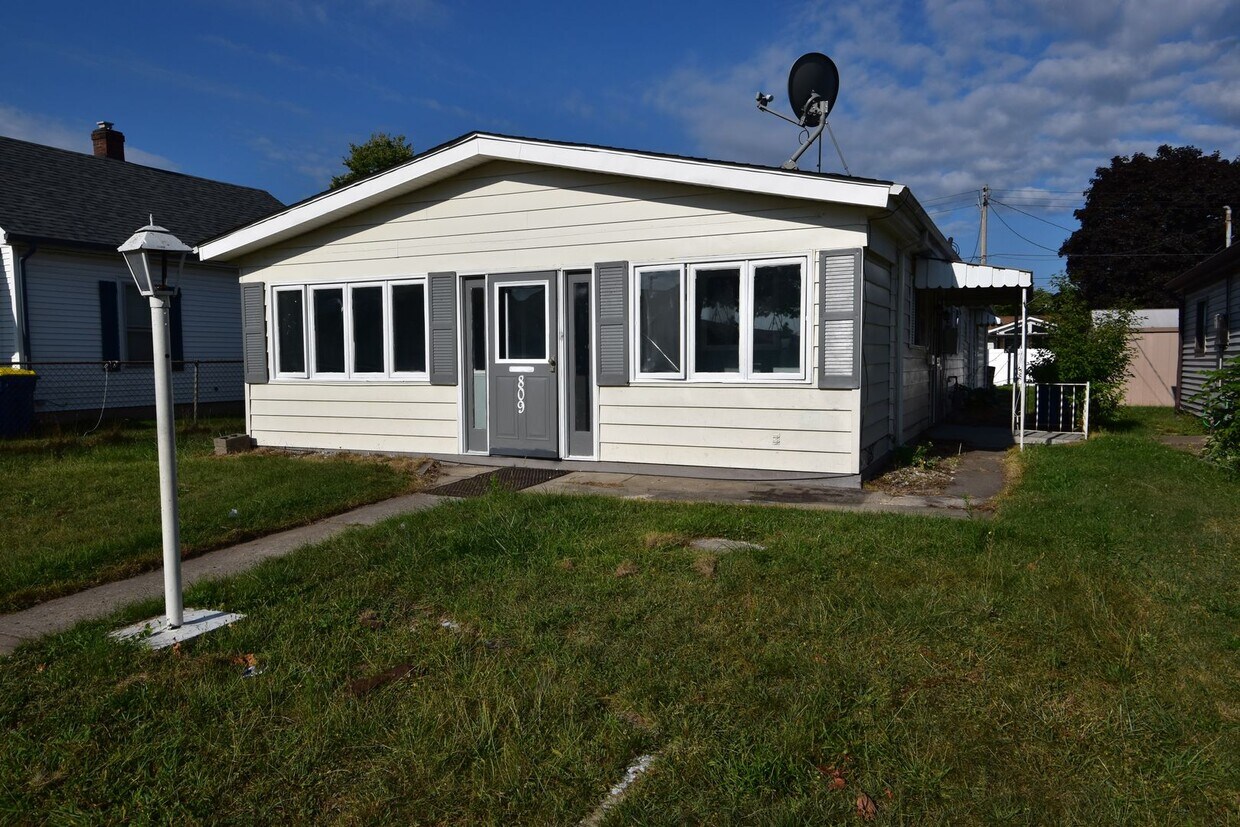 Primary Photo - Mishawaka 3 Bedroom Home with Garage!