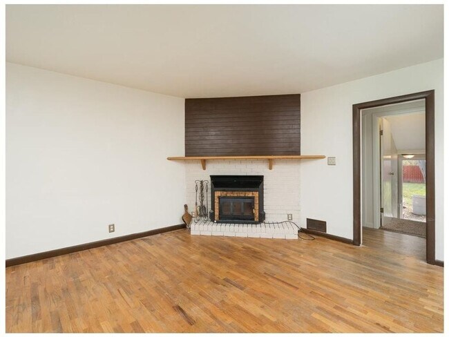 Foto del edificio - 6 Bedroom Home with Garage and Fenced Yard