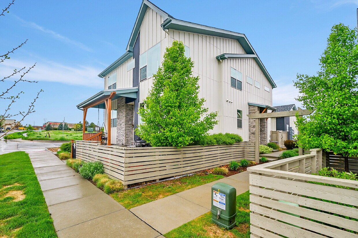 Foto principal - $2,895.00, 3 bedrooms, 3.5 baths, located ...