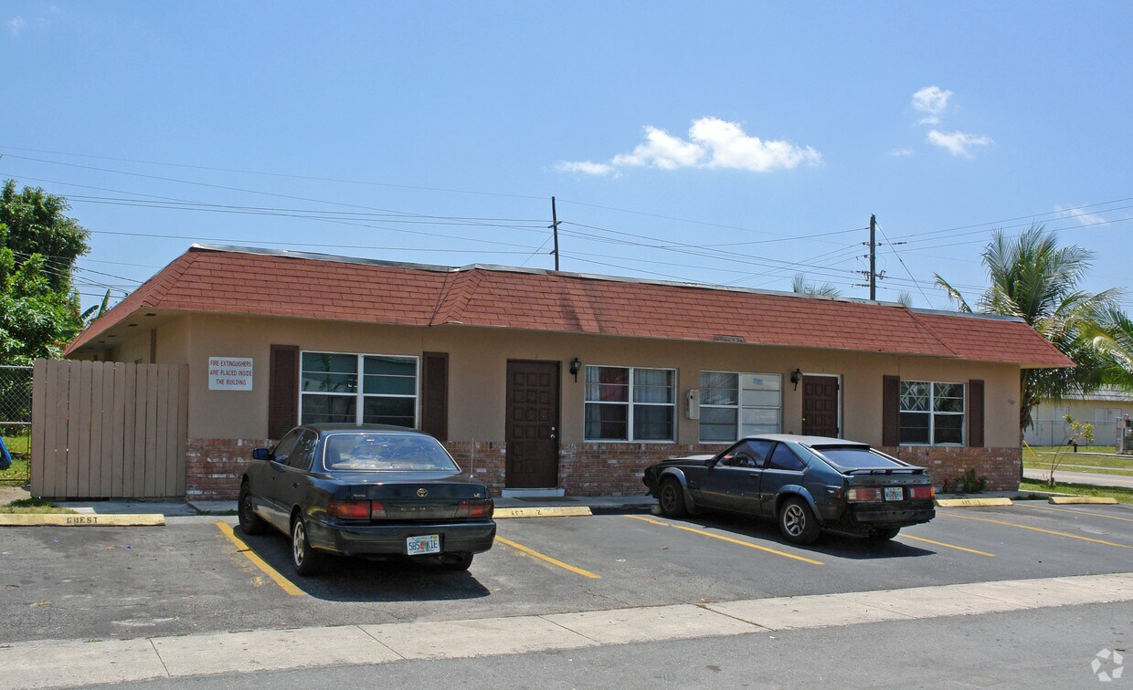 Building Photo - 4000 NW 31st Ter