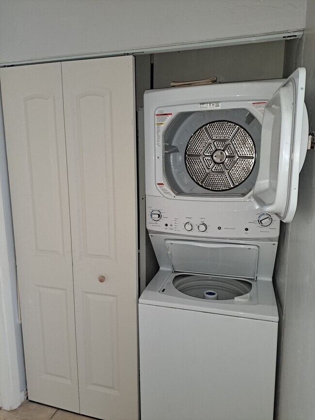 Foto del edificio - 11 Hamlin Ct