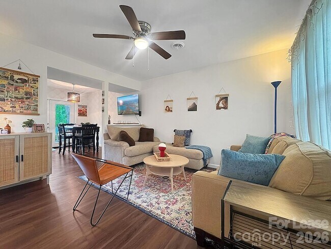 Foto del edificio - 902 Creekside Dr
