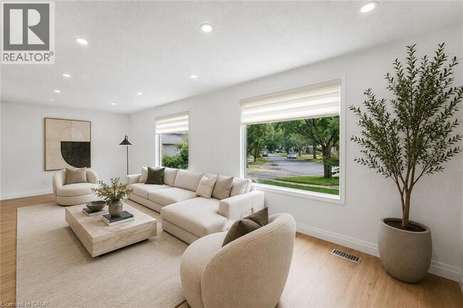 Building Photo - 58 Tupper Crescent