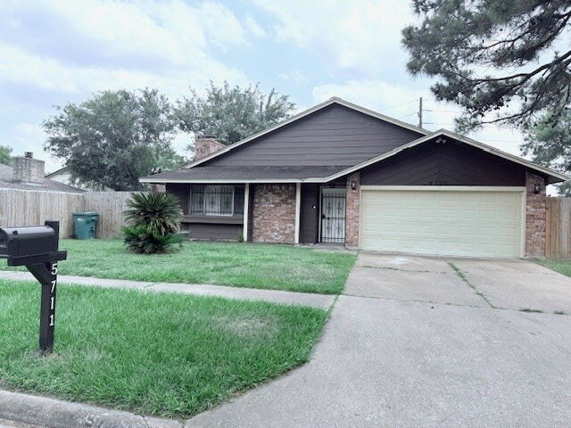 Foto del edificio - 5711 Longforest Dr