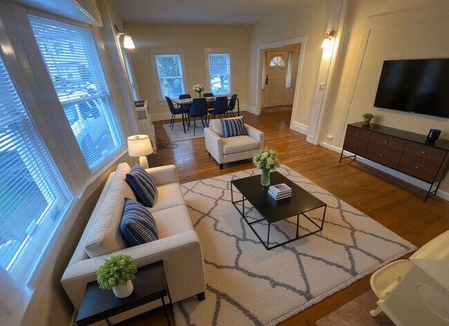 Foto del edificio - Advent - Gorgeous 5 Bedroom Home With Front/Backyard, Driveway & Washer/Dryer!