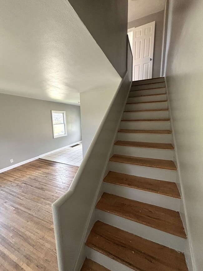 Building Photo - Spacious 2 bedroom Townhouse for rent!!