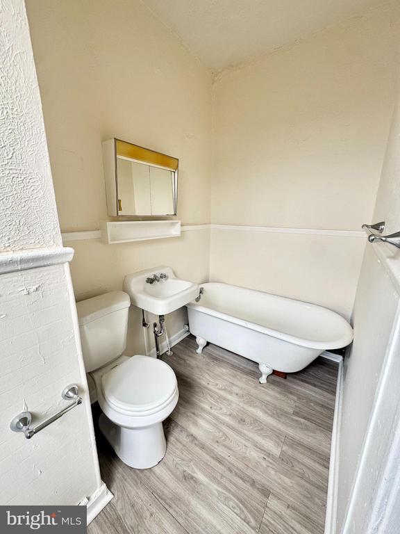 Building Photo - 5040 Walnut St