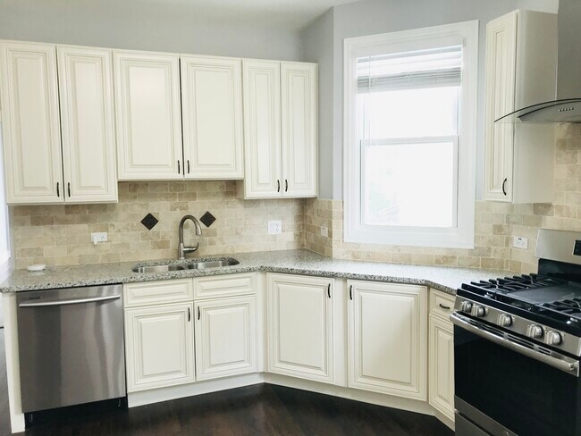 Foto del edificio - 2824 N Ridgeway Ave