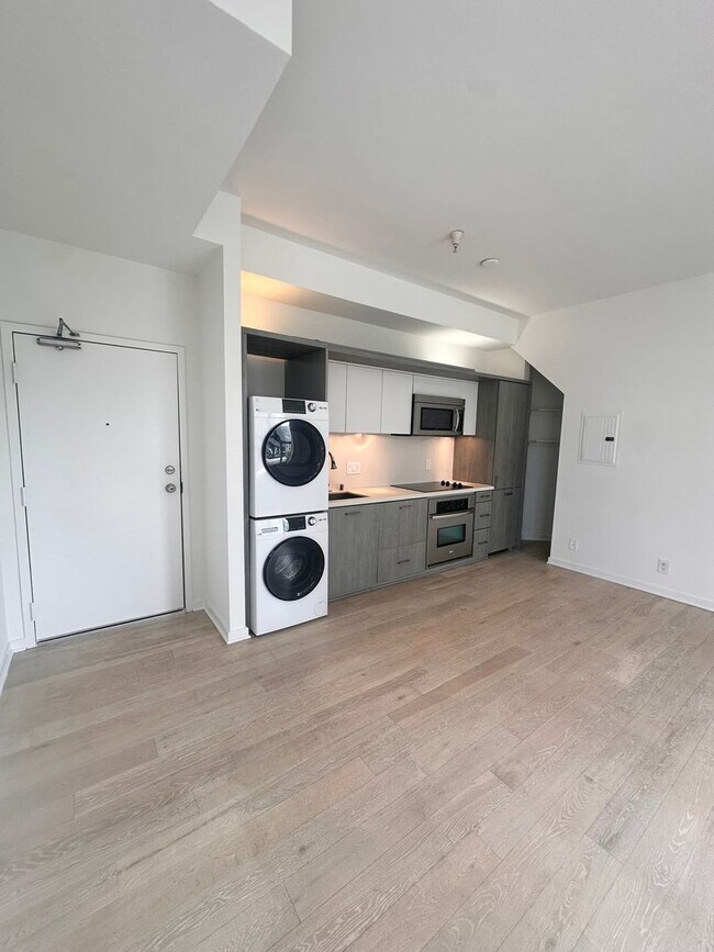 Building Photo - DOWNTOWN GEM - Two-level loft with private...