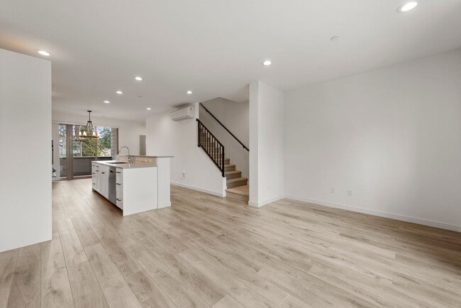 Foto del edificio - Modern 3 Bed 3.5 Bath Townhome with Garage, Balcony and Fenced Yard Near Light Rail