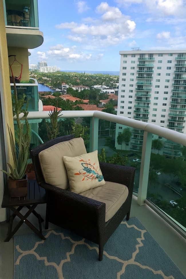 Large balcony - 19390 Collins Ave