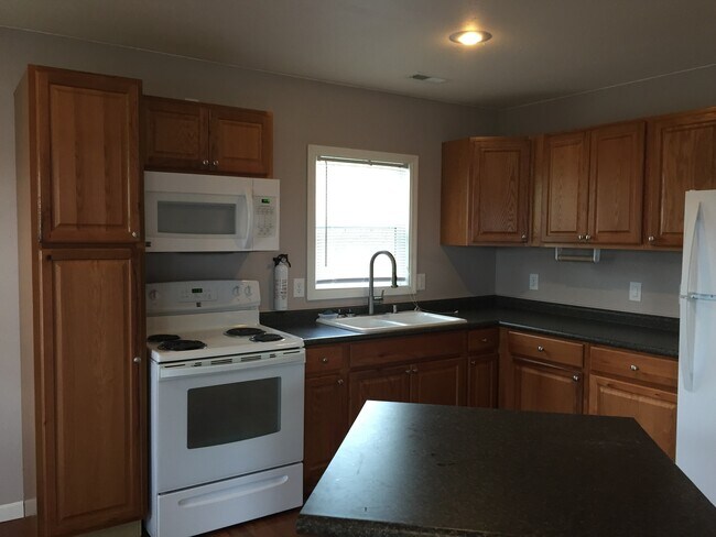 Foto del edificio - Charming 2-Bedroom Home with Porch & Storage Space