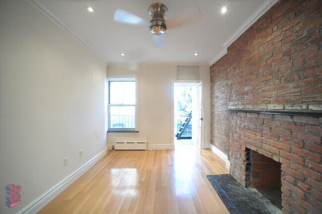 Building Photo - 566 Hudson St