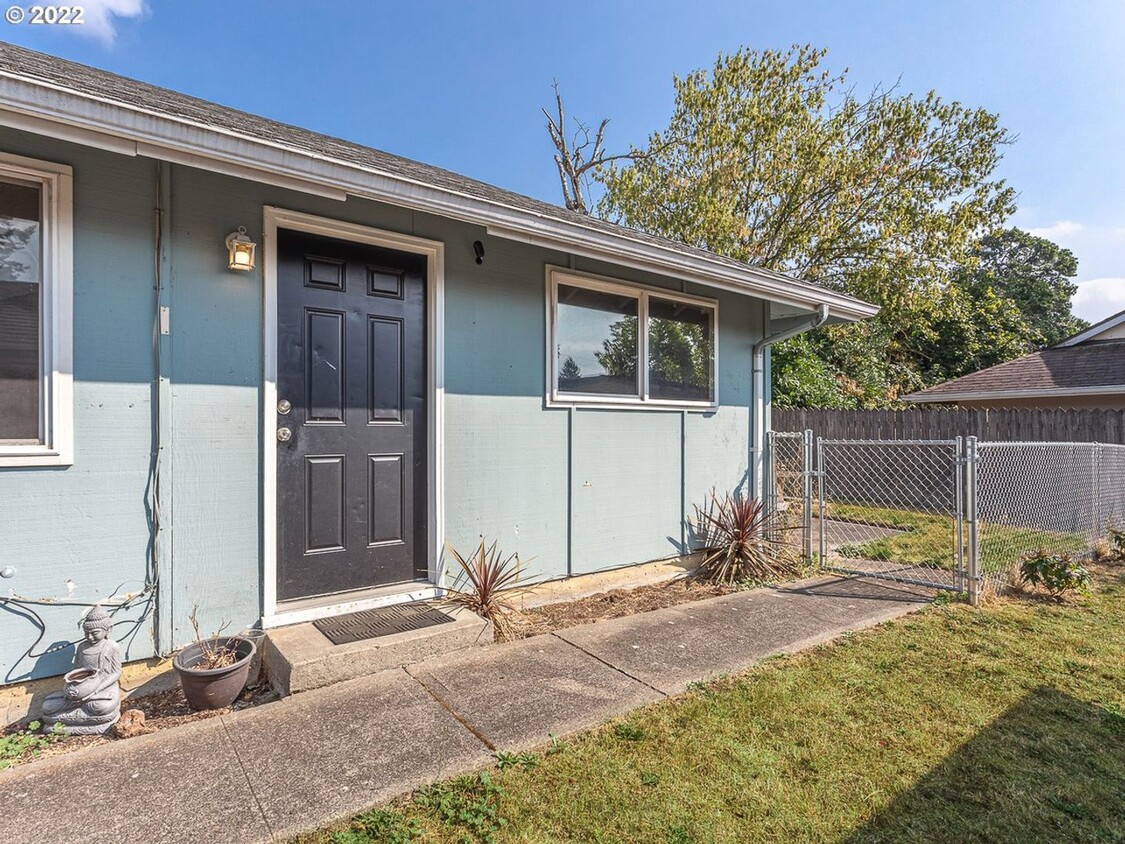 Primary Photo - Bright Interior with Generous Bedroom Spac...