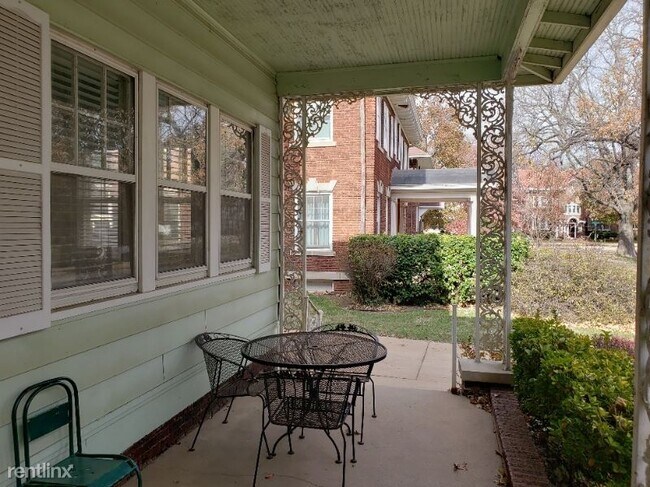 Building Photo - 2 br, 1.5 bath Townhome - 921 Spaulding Ave A