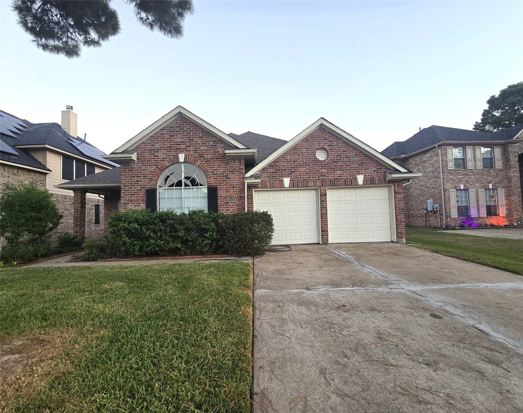 Foto del edificio - 15523 Clear Valley Dr