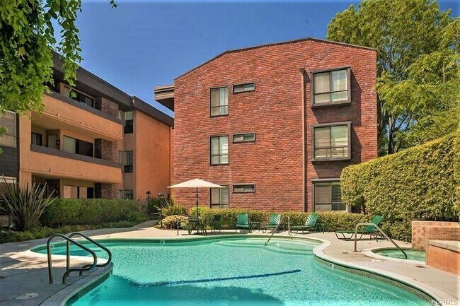 Building Photo - 700 S Lake Ave