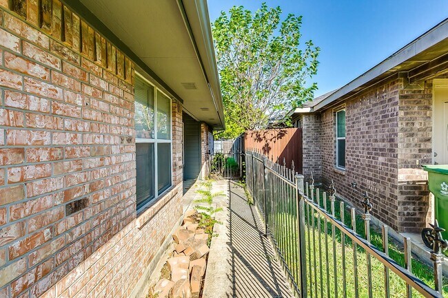 Foto del edificio - Cute 3 Bedroom 2 Bath 2 Car Garage One Sid...